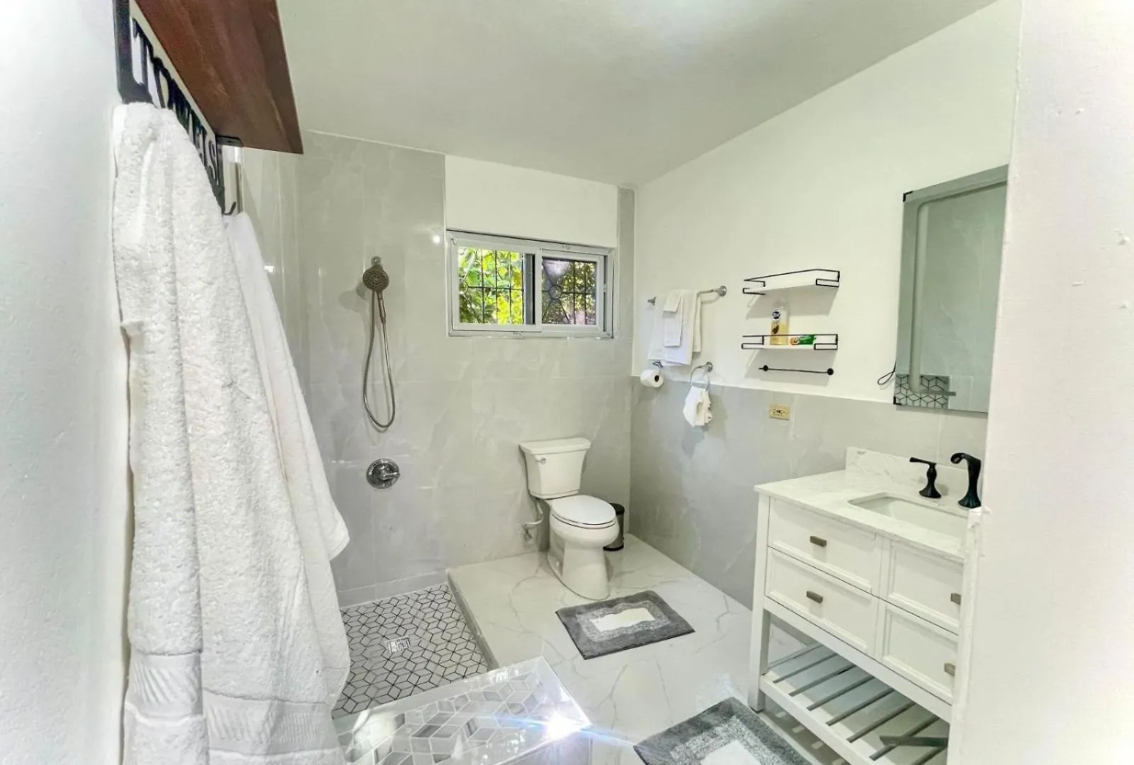 Serene Getaway-Newly Renovated Spacious 2 Beds 2 Baths Montego Bay Jamajka