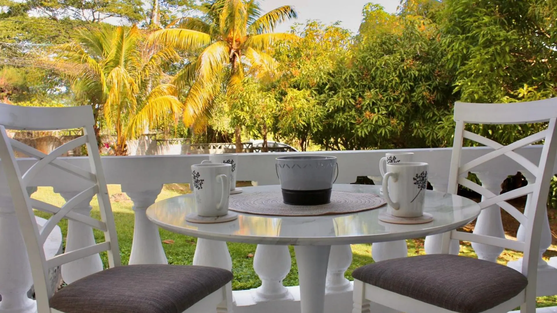 Serene Getaway-Newly Renovated Spacious 2 Beds 2 Baths Montego Bay Apartment
